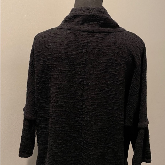 Max Studio Top Women Size M Black Textured Fabric Cropped Scooped Hemline - Picture 6 of 14